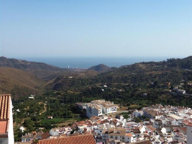 Town House - A huge property with sea..