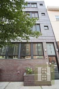 3 bedroom Apartment For Sale: 402..