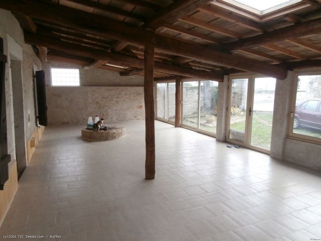 Stone House in Good Condition - 2
