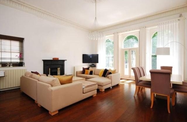 4 bed flat to rent in Cornwall Gardens..