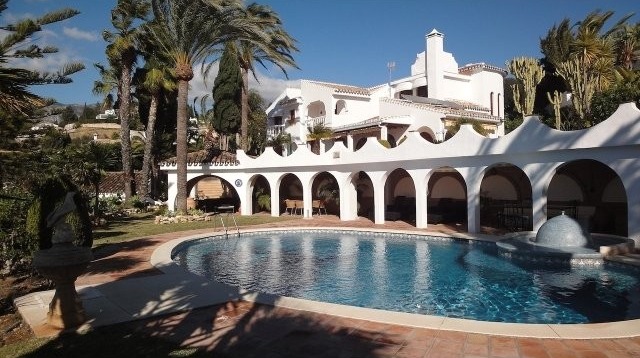VILLA IN FUENGIROLA FOR SALE