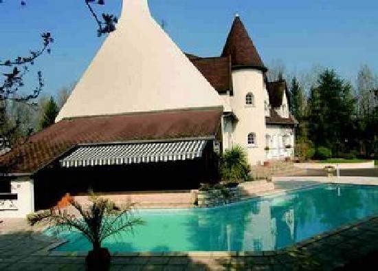 Striking 6 Bedroom House with Pool - 2