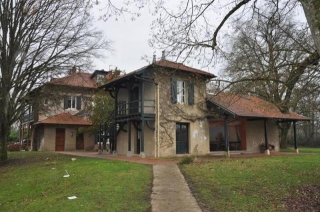 5 bedroom House For Sale: 01000 BOURG.. - 2
