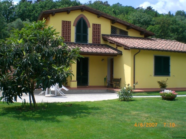 Villa - For Sale - East of Lucca - EUR.. - 2