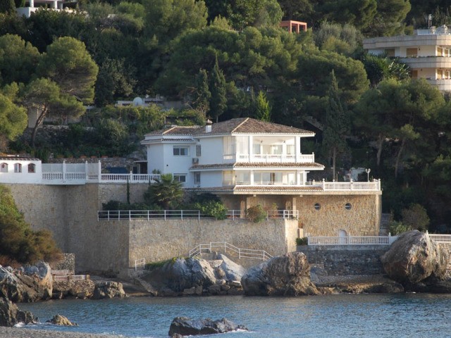 Stunning Beach Front 5 Bedroom Villa - 2