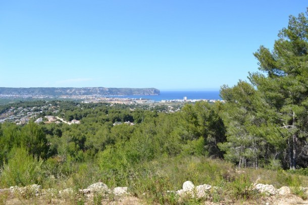 Large Plot with impressive views for..