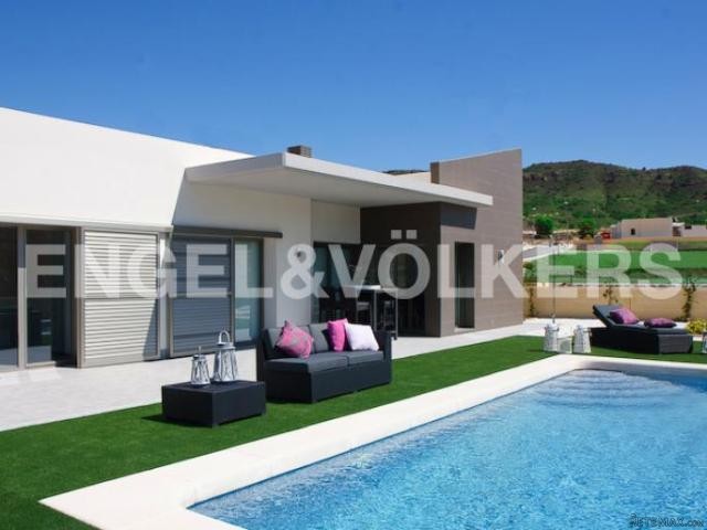 NEW-BUILT MODERN VILLA IN A QUIET..