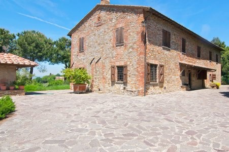 Farmhouse With Pool And Tennis Court..