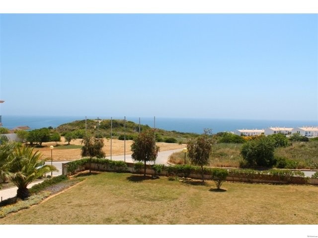 LARGE ONE BEDROOM APARTMENT ON ST JAMES.. - 2