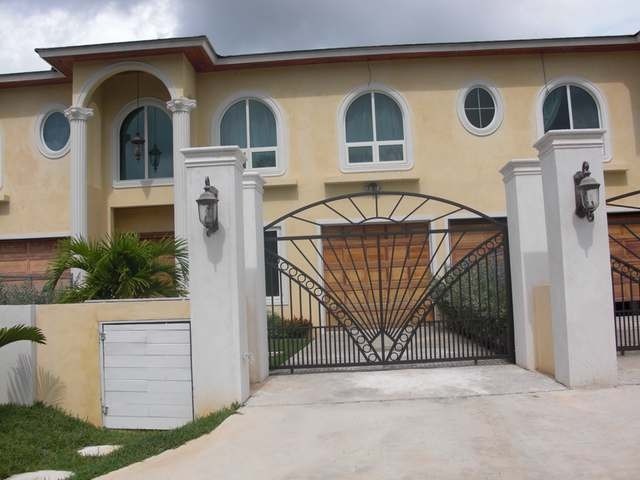 Apartment/townhouse - Located in..