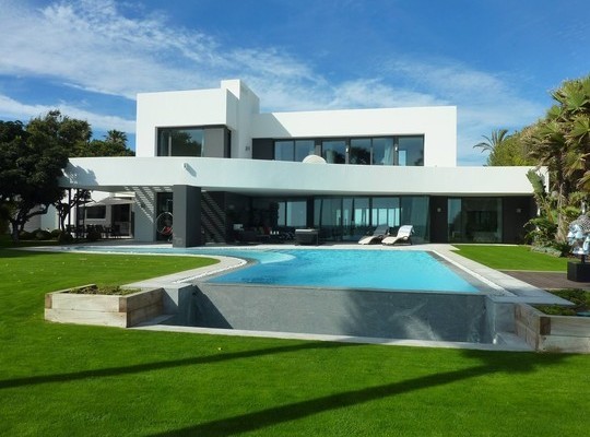 Villa for sale in Los Monteros Playa..