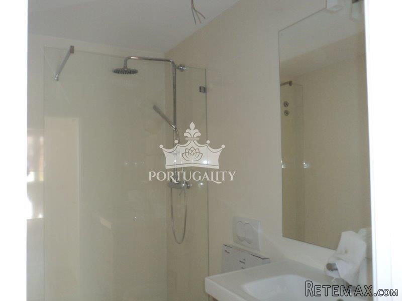 Building With 6 Renovated Apartments..