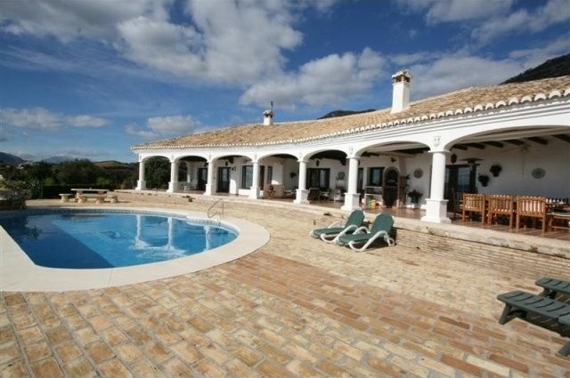 Villa - This impressive Andalucian..