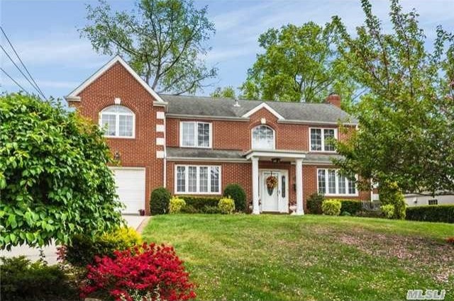 24 Old Estate Rd Manhasset, NY 11030