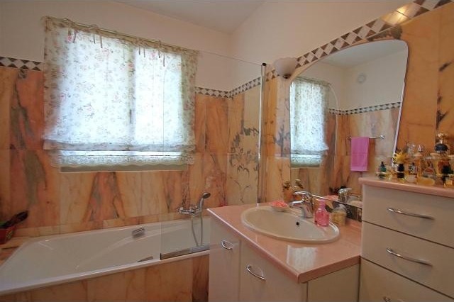 Stunning two bed for sale in Cimiez - 2