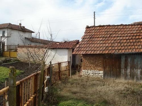 Plot of land with solid outbuilding, 10.. - 2