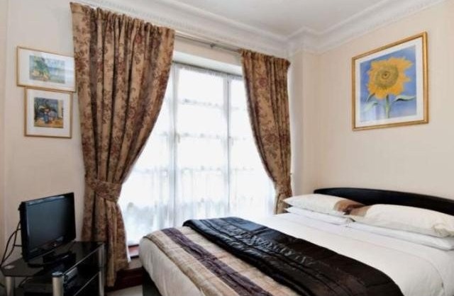 3 bed flat to rent in Down Street.. - 2