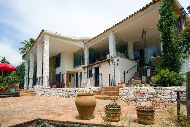 Commercial - Picturesque Bed &..