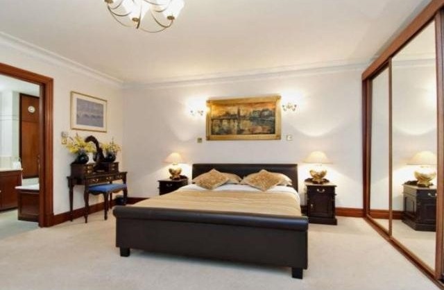 3 bed flat to rent in Down Street..
