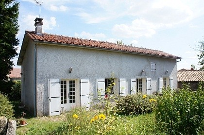 Country property to renovate with garden