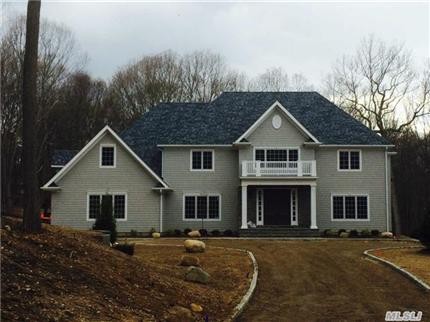 23 Oakwood Dr Lloyd Neck, NY 11743