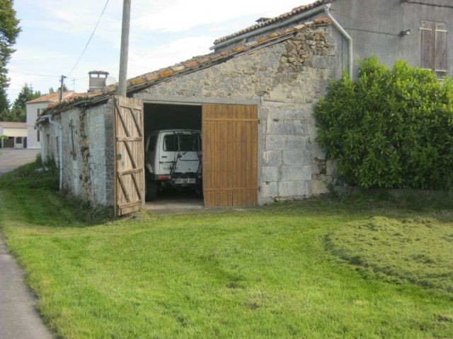 Plot of ~1565 m2 with small outbuilding - 2