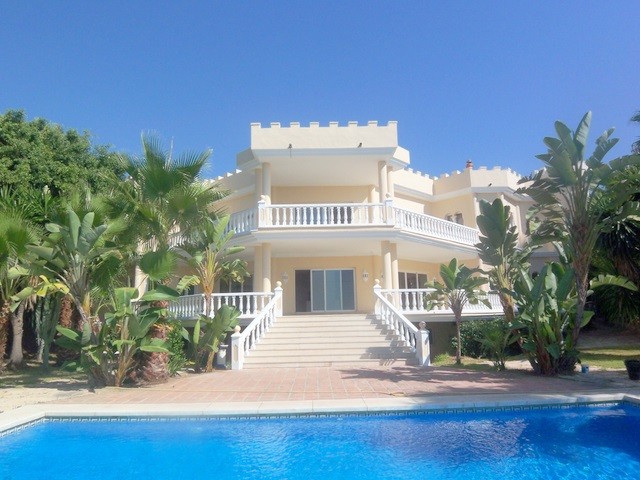 6 Bedrooms - Villa - Malaga - For Sale
