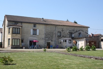 Large 4 bed townhouse in Sauzé-Vaussais