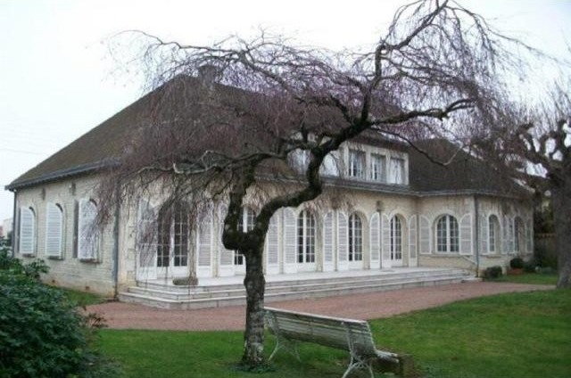 4 bedroom Villa For Sale: 79000 NIORT