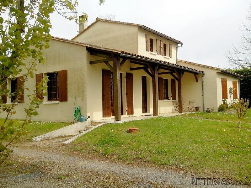 Detached Contemporary House With Pool..
