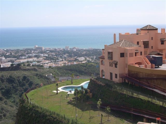 Apartment - Well-sized two-bedroom..