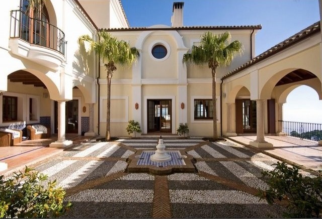 6 Bedrooms - Villa - Malaga - For Sale