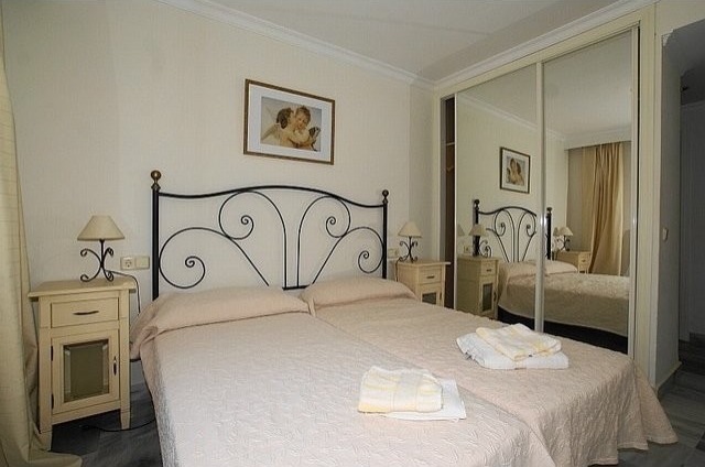 Apartment - Large 3 bedroom furnished.. - 2