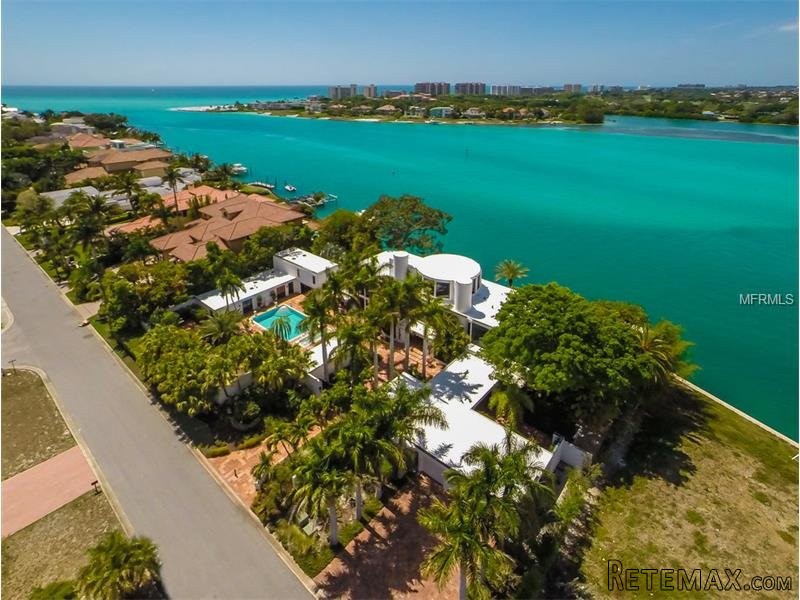 8 bedroom House For Sale: 1415 Westway..