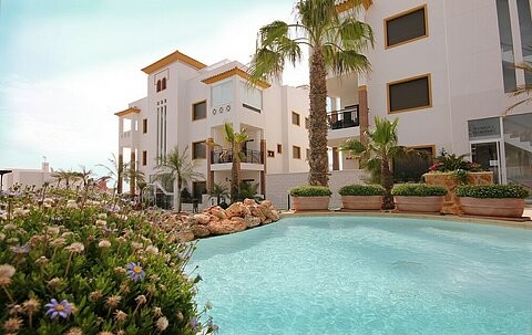 * ELEGANT 3 BED BEACH APARTMENT