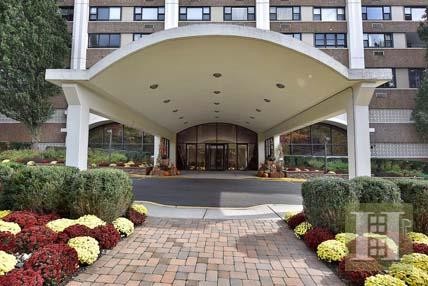 3 bedroom Apartment For Sale: 250 GORGE..