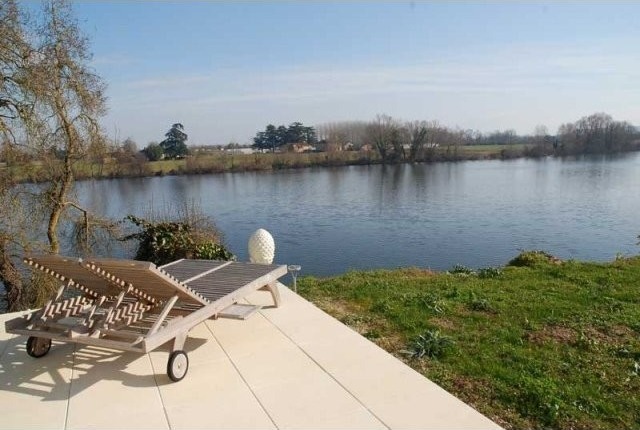 Beautiful Country Property On The Banks.. - 2