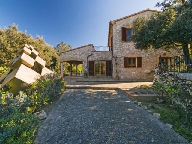Sunny country house outside of Sineu