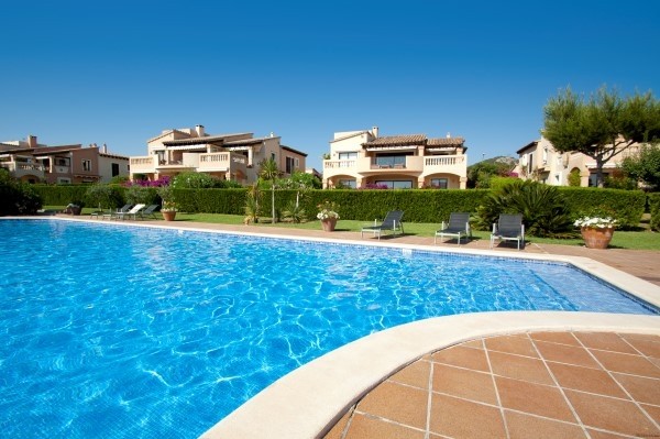 Southwest-facing apartment in Santa..