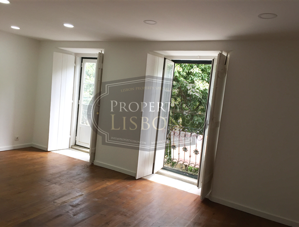 Renovated T1+1 Lisbon Apartment For..
