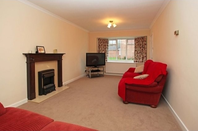 Charming And Spacious Three Bedroom.. - 2