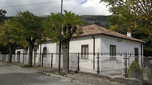 Large detached property which cold be.. - 2