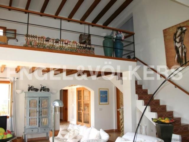 Spacious Property with Guest Apartment - 2