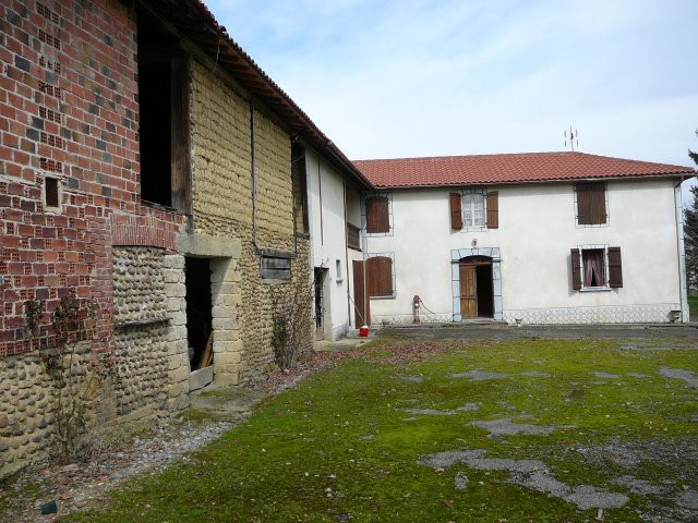 Farmhouse & Outbuildings With Potential..