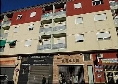 SLASHED BY 40% LARGE 3 BED APARTMENT