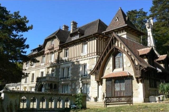 13 bedroom Manor House For Sale: 60200.. - 2