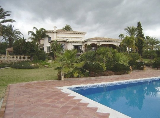 Villa for sale in El Paraiso Alto..