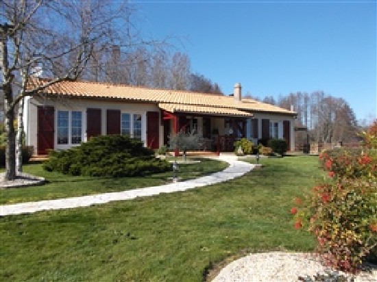 3 Bedroom House with Lake & Outbuildings