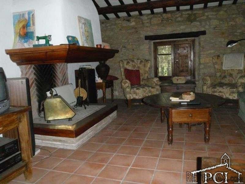 Stone house in Vullpellac. - 2