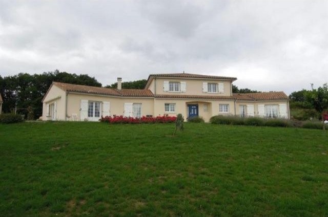 5 bedroom Villa For Sale: 86300 7 MIN..